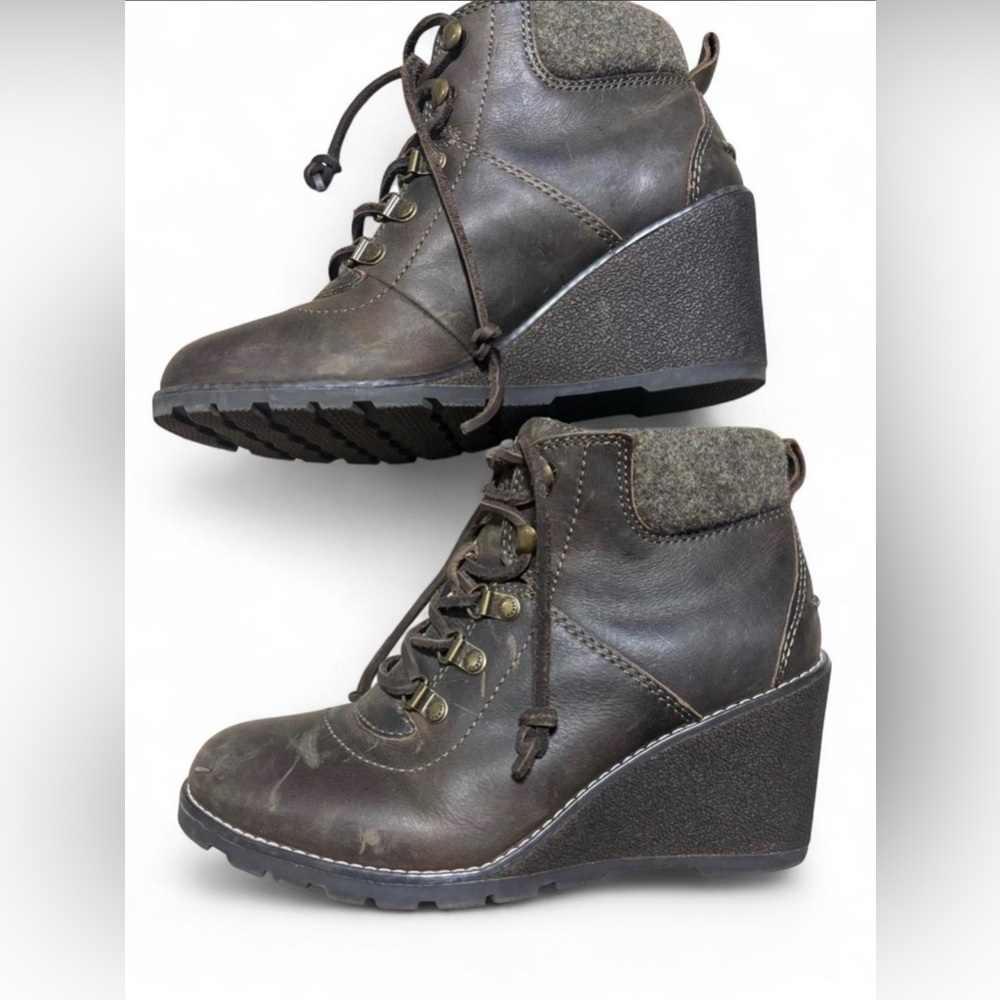 Sperry brown leather lace up wedge boots size 8.